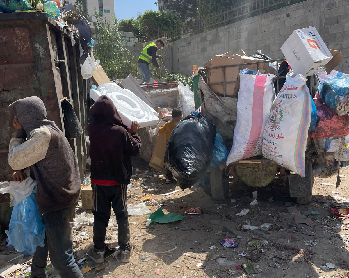 أطفال في مدينة غزة يجمعون المواد المعدنية والبلاستيكية لبيعها. وتُعَدّ خردة الحديد والألومنيوم من بين أصناف السلع القليلة التي ي