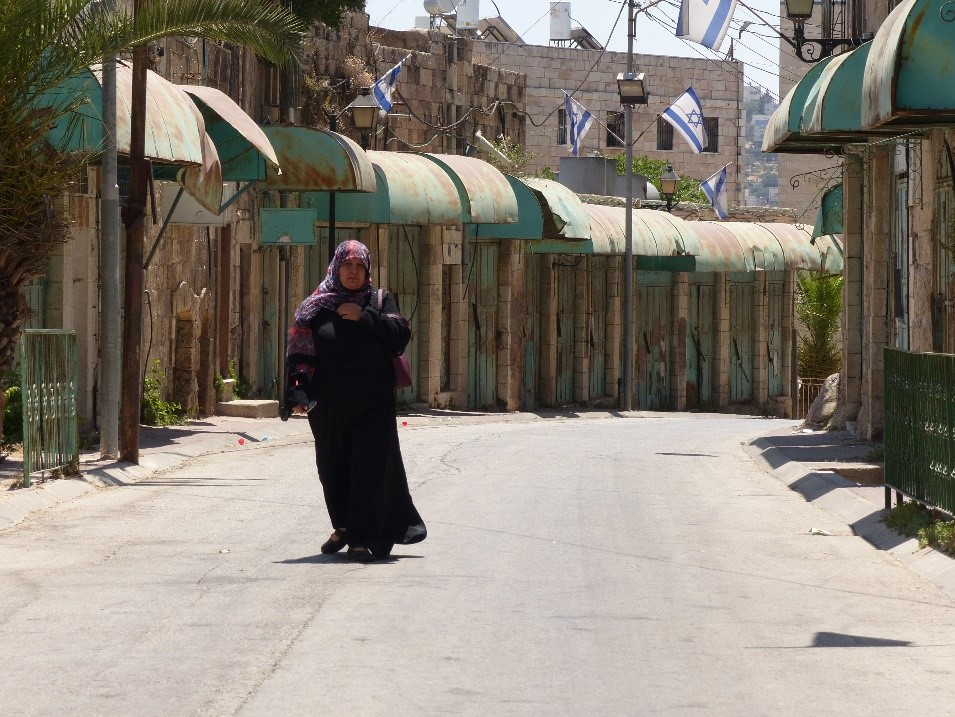 شارع الشهداء في المنطقة المغلقة من المنطقة الخاضعة للسيطرة الإسرائيلية في مدينة الخليل H2