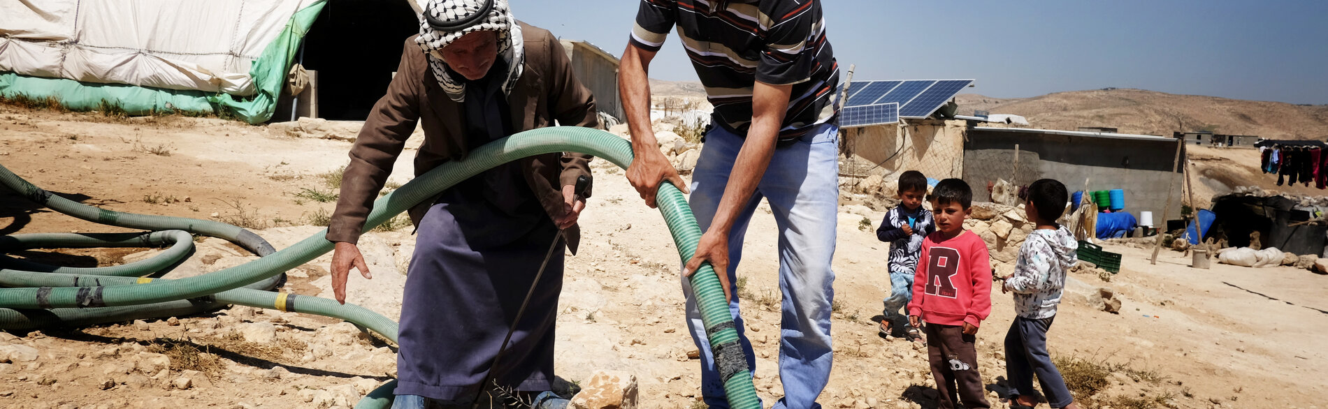 فلسطينيون في تجمّع سكاني في المنطقة (ج) بالضفة الغربية غير موصولين بشبكة المياه. صورة أرشيفية من مكتب الأمم المتحدة لتنسيق الشؤون الإنسانية