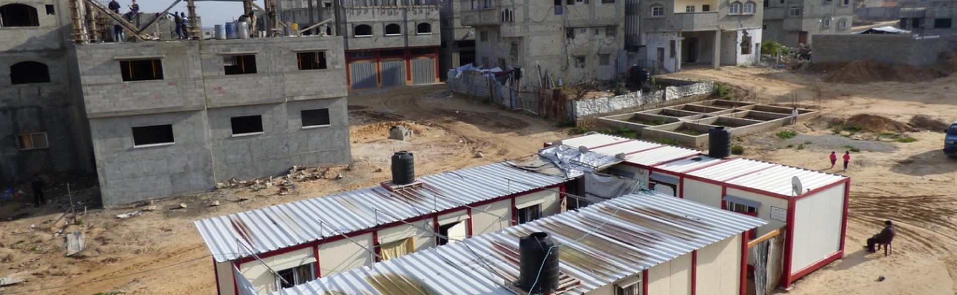 קרוואנים שניתנו למשפחות שנעקרו ומבנים בשיקום בשכונת א־שג׳עייה בעיר עזה, ינואר 2016 / © צילום – משרד האו״ם לתיאום עניינים הומניטריים