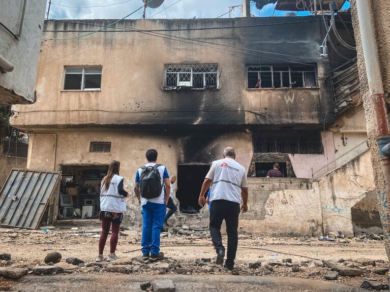 צוות הומניטרי בוחן את הנזק שנגרם למבנה בתום המבצע הישראלי שנמשך יומיים במחנה הפליטים ג׳נין. צילום: רופאים ללא גבולות (MSF), 5 ביולי 2023