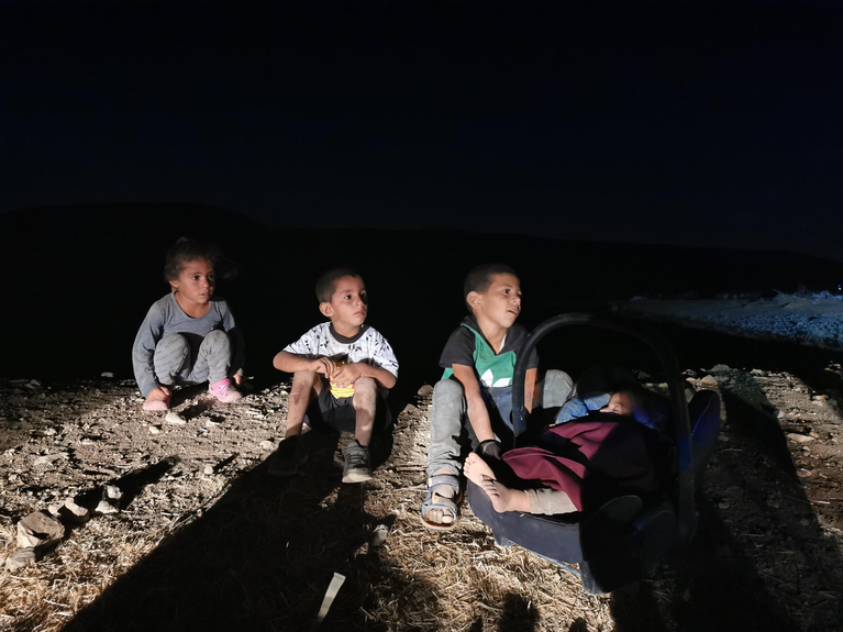 ילדים מחומסה אל־בקייעה שנותרו תחת כיפת השמיים עם רדת הערב לאחר הרס בתיהם והחרמת רכושם על ידי כוחות ישראליים, 7 ביולי 2021. צילום: משרד האו״ם לתיאום עניינים הומניטריים