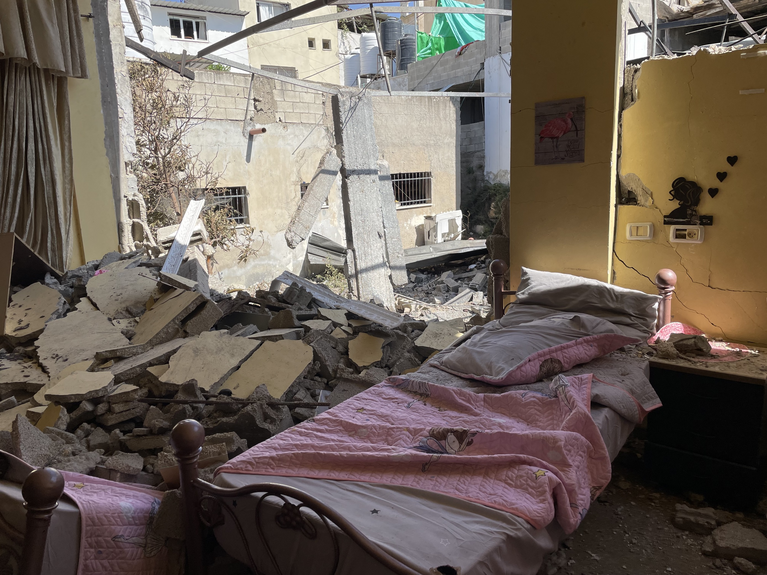 חדר השינה של ארבע אחיות במחנה הפליטים ג׳נין לאחר המבצע הישראלי שנמשך יומיים. צילום: משרד האו״ם לתיאום עניינים הומניטריים