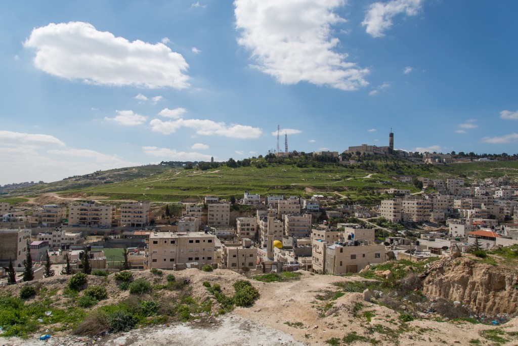 العيسوية، القدس الشرقية (في الواجهة)، الضفة الغربية المحتلة والجامعة العبرية (في الخلفية). 2013 © - تصوير مكتب الأمم المتحدة لتنسيق الشؤون الإنسانية