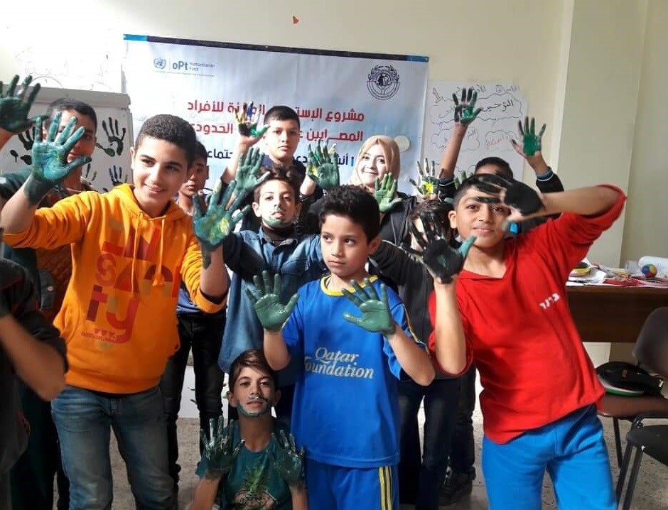 ילדים משתתפים בפעילות תמיכה פסיכו־חברתית שאורגנו על ידי המרכז הפלסטיני לדמוקרטיה וליישוב סכסוכים במסגרת המיזם