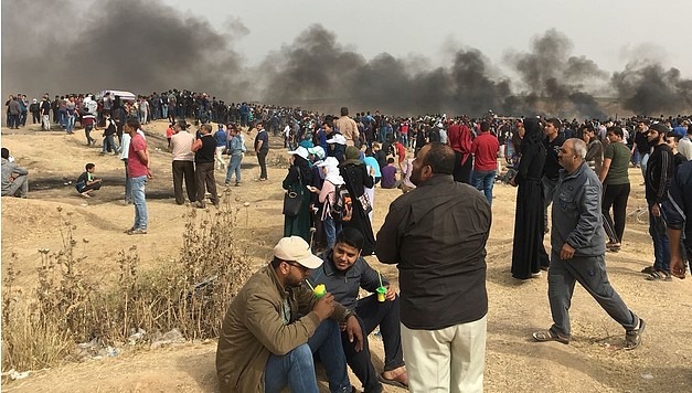 مظاهرة في سياق "مسيرة العودة الكبرى" بالقرب من السياج الحدودي، شرق مدينة غزة، 20 نيسان/أبريل 2018 