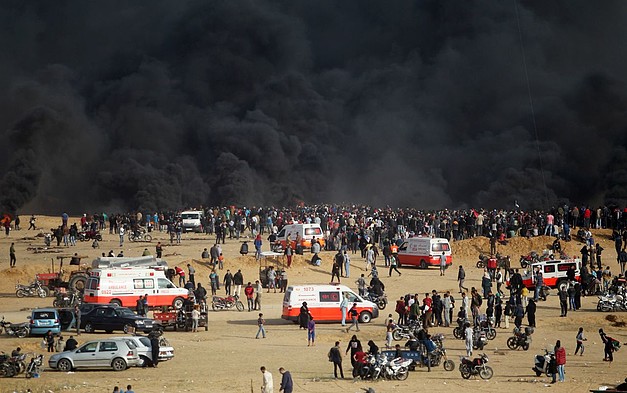 دخان أسود يتصاعد من الإطارات المشتعلة خلال المظاهرات بمحاذاة السياج، غزة © - تصوير منظمة الصحة العالمية