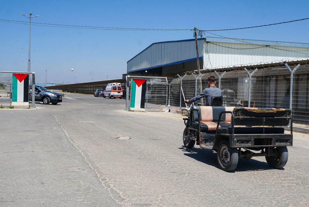 כלי רכב מסוג "טוקטוק" המשמש להסעת קשישים ממעבר ארז למחסום הרשות הפלסטינית "ח׳מסה־ח׳מסה". צילום: משרד האו״ם לתיאום עניינים הומניט