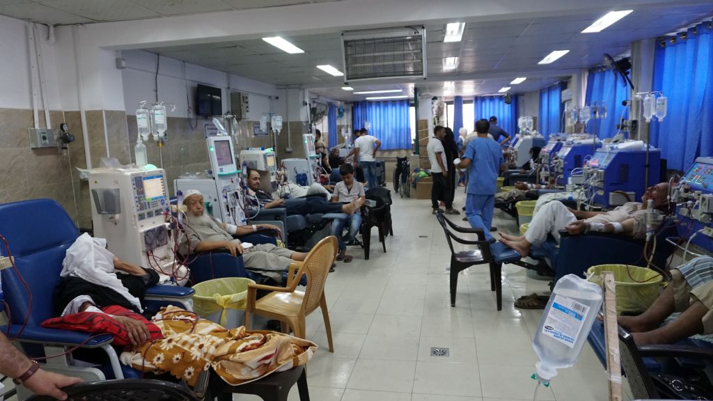 Dialysis unit in Nasser Hospital, Gaza. © Photo by OCHA