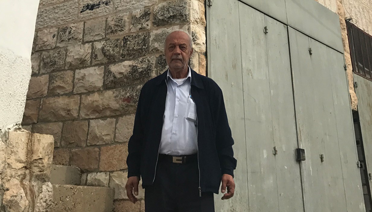 מר סבאר׳ ניצב בחזית בית משפחתו, דצמבר 2018. © צילום: משרד האו״ם לתיאום עניינים הומניטריים 