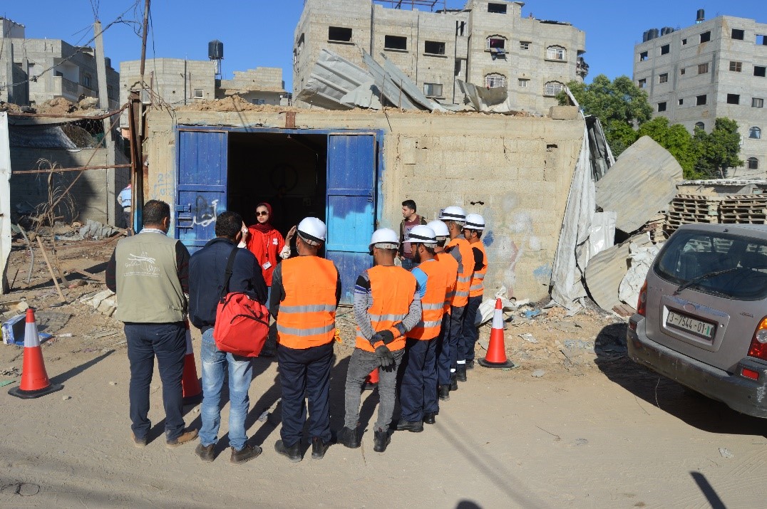 UNMAS staff conducting an ERW awareness session to a group of contractors, November 2019. Photo by UNMAS.