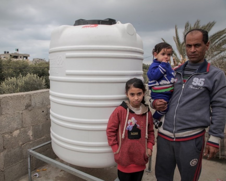 Ismael with his children. Photo by GVC