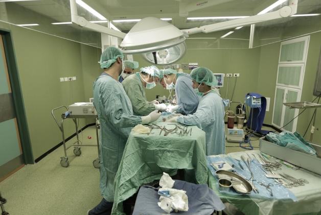 قاعة عمليات في مستشفى الشفاء، تشرين الأول/أكتوبر 2015. صورة بواسطة منظمة الصحة العالمية.