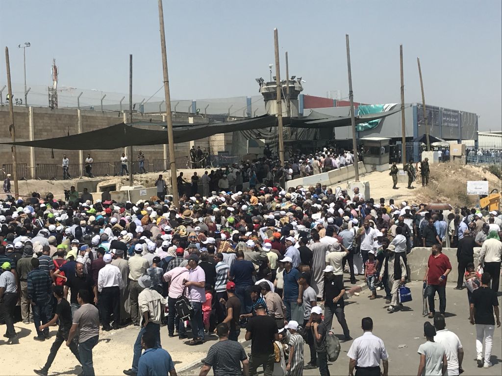 Qalandiya checkpoint Friday 31 May. © Photo by OCHA