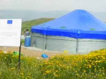 מאגר מים שנרכש במימון האיחוד האירופי באל־פאריסייה (נפת טובאס), לפני שנהרס ב־4 ביולי. 