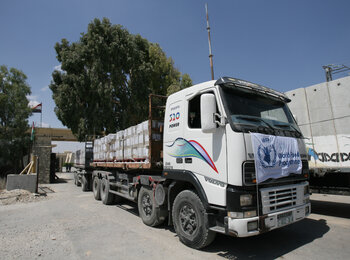 The first WFP convoy to pass through Rafah crossing since 2007, with food parcels for 150,000 benefciaries for fve days, August 2014. Photo WFP/Eyad al Baba