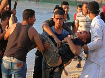 Palestinian injured during a demonstration protesting the naval blockade on the beach near the fence , northwest of Beit Lahiya. September 2018. © Photo by Ashraf Amra
