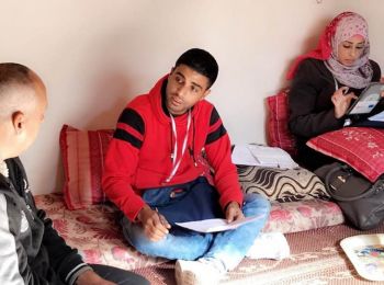 موظفو المجلس النرويجي للاجئين يجرون مقابلة مع أسرة مهجرة داخليًا في شمال غزة، تشرين الثاني/نوفمبر 2017 