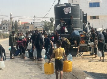 Water distribution. Photo by OCHA