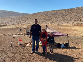 فلسطينيون من راس التين (رام الله) بعدما صادرت القوات الإسرائيلية عدة مبانٍ في تجمعهم، تموز/يوليو 2021،  تصوير مكتب الأمم المتحدة لتنسيق الشؤون الإنسانية