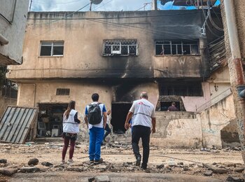 فريق إنساني يراقب الأضرار التي لحقت بمبنى في أعقاب العملية الإسرائيلية التي استمرت يومين في مخيم جنين للاجئين. تصوير منظمة أطباء بلا حدود، 5 تموز/ يوليو 2023