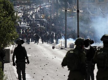 עימותים בין כוחות ישראליים לפלסטינים בהקשר של הפגנת מחאה נגד הודעת ארה״ב בדבר ירושלים, העיר בית לחם, דצמבר 2017 / © צילום: אחמד מִזהר – WAFA