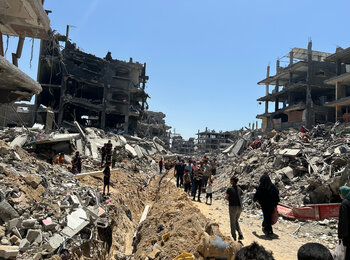 People in a destroyed residential area of Jabaأشخاص في منطقة سكنية مدمرة في جباليا. تصوير مكتب الأمم المتحدة لتنسيق الشؤون الإنسانية، 19 حزيران/يونيو 2024 lya. Photo by OCHA, 19 June 2024 