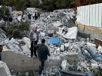 منطقة البستان في سلوان بالقدس الشرقية، حيث هُجّر 42 فلسطينيًا، معظمهم من الأطفال، يوم الثلاثاء عندما هدمت السلطات الإسرائيلية تسعة منازل. حسب ما أفاد أحد السكان: «ليس لدينا مكان آخر نذهب إليه. سننام فوق الأنقاض.» تصوير مكتب الأمم المتحدة لتنسيق الشؤون الإنسانية.