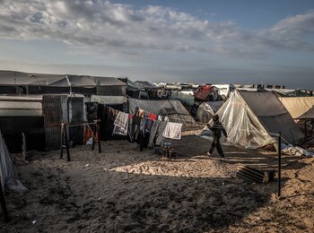 Some 1.9 million people in Gaza have begun 2024 in a state of displacement. "We cannot talk about safety anywhere," stated the United Nations High Commissioner for Human Rights. "People are sleeping in the streets, out in the open." Improvised tent camp in Rafah. Photo by the World Food Programme