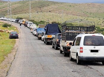 Palestinian vehicles waiting in a long queue due to intensive search procedures by Israeli forces at Tayasir checkpoint, in Tubas governorate, between the northern Jordan Valley and other parts of the northern West Bank, January 2025. Photo by a local commuter.