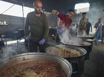 A community kitchen supported by the World Food Programme in Khan Younis, Gaza. Photo by WFP/Jaber Badwan