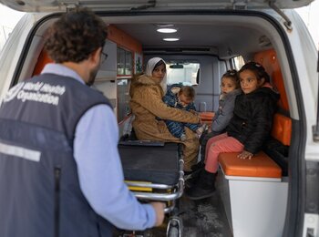 طفل يقف وسط الأنقاض وممتلكات شخصية خارج خيمة في قطاع غزة. تصوير اليونيسف.