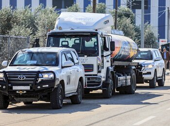 סוכנויות האו"ם מספקות דלק לבתי החולים בצפון עזה. מאז החלה ההפסקה ההומניטרית, עלה מספר בתי החולים המתפקדים בצפון לחמישה*, למרות שהם מסוגלים לספק שירותים מצומצמים בלבד. תמונת ארגון הבריאות העולמי, 29 בנובמבר 2023