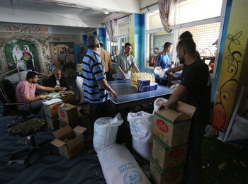 Aid workers delivering food in southern Gaza. Photo by UNRWA