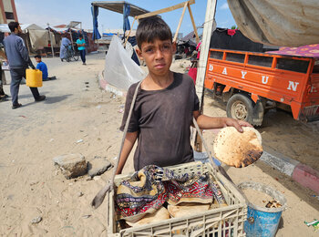 Youssef (13) carrying bread for his family in Al Mawasi. Photo by UNICEF