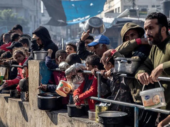نازحون في غزة ينتظرون في طابور طويل للحصول على الإمدادات الغذائية وسط تضاؤلها الشديد، بينما يدفع النزاع والقيود المفروضة على التنقل الآلاف من السكان على هاوية الجوع.
