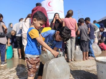 Children fill drinking water that was desalinated using backup generators powered by fuel, a resource in critically short supply in Gaza. Photo by PRCS