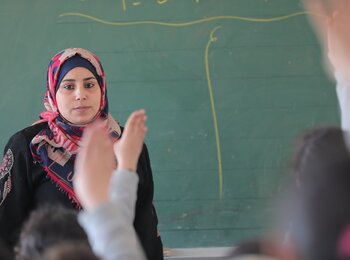 Yasmeen Farookh provides remedial classes in Jabalia, North of Gaza. © Yousef Hammash for NRC