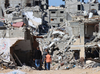 الدمار في خانيونس، 10 نيسان/أبريل 2024. تصوير مكتب الأمم المتحدة لتنسيق الشؤون الإنسانية/ثيمبا ليندن