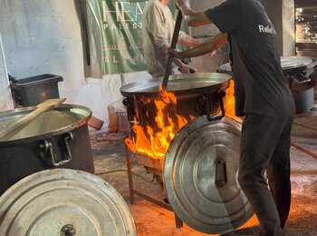 Preparing meals for people in Gaza city, where famine has been confirmed. As of 30 August, 99 kitchens supported by 19 partners were preparing and distributing 468,000 meals daily across the Gaza Strip. Photo by OCHA/Olga Cherevko.