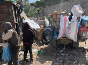 أطفال في مدينة غزة يجمعون المواد المعدنية والبلاستيكية لبيعها. وتُعَدّ خردة الحديد والألومنيوم من بين أصناف السلع القليلة التي يُسمح بخروجها من غزة. تصوير: مكتب الأمم المتحدة لتنسيق الشؤون الإنسانية، 14 حزيران/يونيو 2023