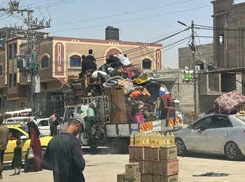 أفراد نازحون من رفح. تصوير مكتب الأمم المتحدة لتنسيق الشؤون الإنسانية