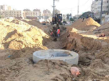 توفير الكلور الذي يُستخدم في التعقيم لمعالجة بئر مياه في شمال غزة. تصوير جمعية اصدقاء البيئة الفلسطينية/2021