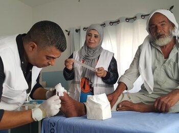 Nabil Al Amour (on the right) receiving care in a mobile clinic. Photo by Anees Mahareeq @CARE 2021