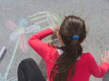 A girl drawing. Illustrative stock photo by freepik.com.