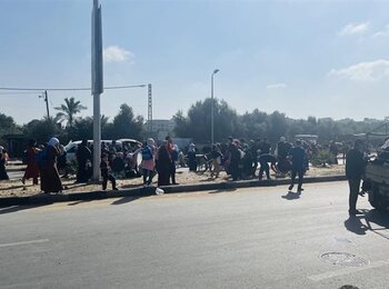 Displaced Palestinians walking south in central Gaza Strip. Photo by OCHA, 6 November 2023