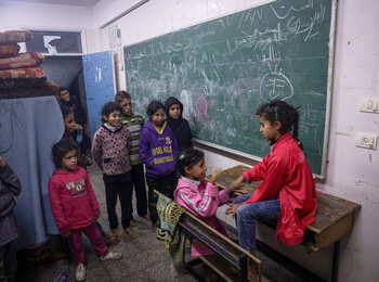 أطفال في مدرسة تستخدم كمركز لإيواء النازحين في مدينة رفح. تصوير اليونيسف/البابا 