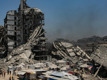 Scenes from a displacement site in the northern Ash Shati area of western Gaza city, where families live in dire conditions amid destroyed buildings and ongoing hostilities. Photo: UNICEF/UNI845995/Nateel