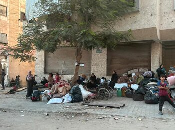 Newly displaced people in Gaza city, just hours after leaving an area of Ar Rimal neighbourhood following a warning by the Israeli military that its forces would attack a high-rise tower nearby. Photo by OCHA