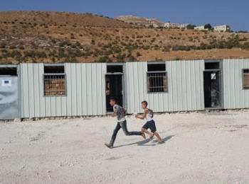 קרוואנים שנועדו לשמש בית ספר יסודי, ואשר הופקעו על ידי הרשויות הישראליות בג׳ובת א־דיב (נפת בית לחם), אוגוסט 2017 / © צילום: שאדיה סלימאן